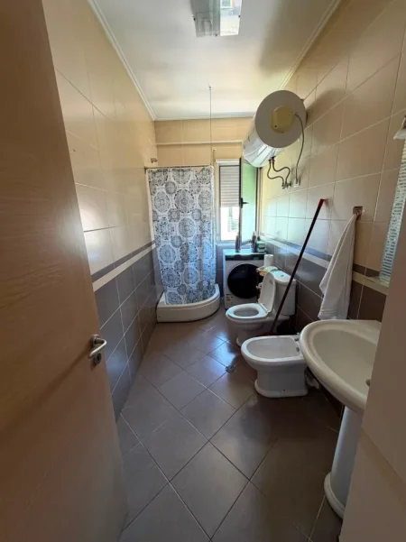 Tirane, jepet me qera apartament 1+1+Ballkon Kati 5, 65 m² 530 € (5 maji)