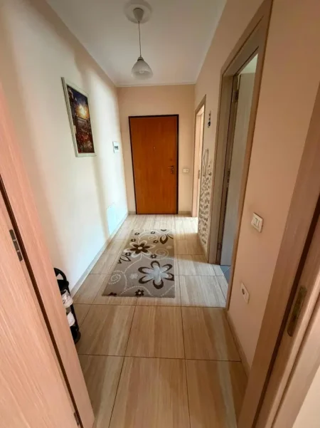 Tirane, jepet me qera apartament 1+1+Ballkon Kati 5, 65 m² 530 € (5 maji)