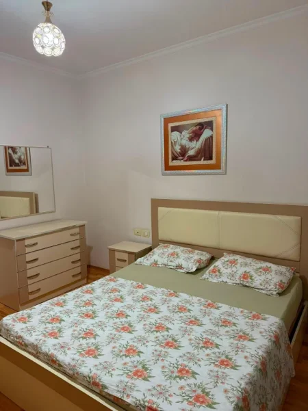 Tirane, jepet me qera apartament 1+1+Ballkon Kati 5, 65 m² 530 € (5 maji)