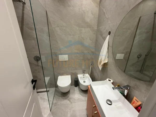 Tirane, jepet me qera apartament 1+1 Kati 7, 65 m² 550 € (Unaza e Re)