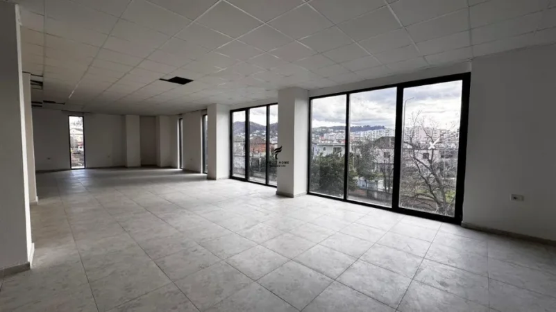 Tirane, jepet me qera zyre Kati 1, 195 m² 2.300 € (YZBERISHT)