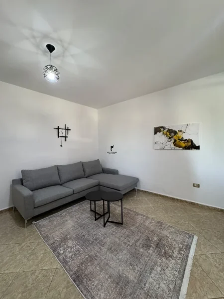 Tirane, jepet me qera apartament 1+1 Kati 2, 70 m² 400 € (ALI DEMI)