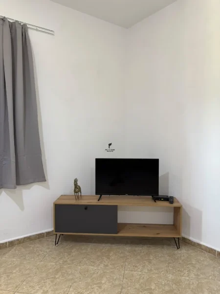 Tirane, jepet me qera apartament 1+1 Kati 2, 70 m² 400 € (ALI DEMI)