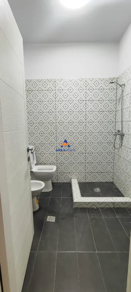 Tirane, jepet me qera apartament 2+1+Ballkon Kati 2, 85 m² 432 € 