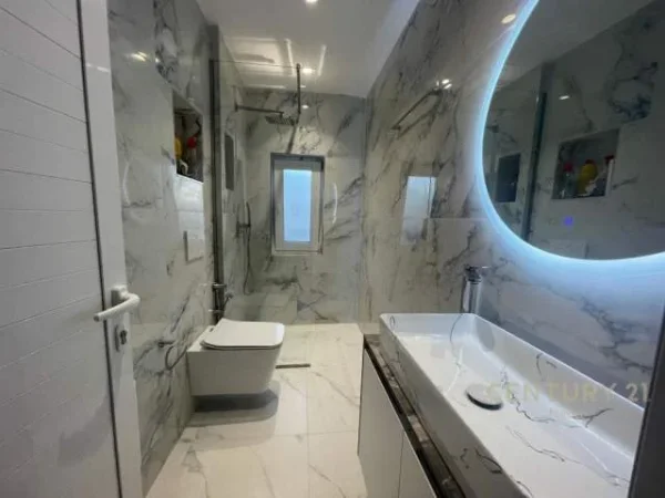 Tirane, jepet me qera apartament 2+1+BLK Kati 2, 900 Euro (Rruga e Kavajes)