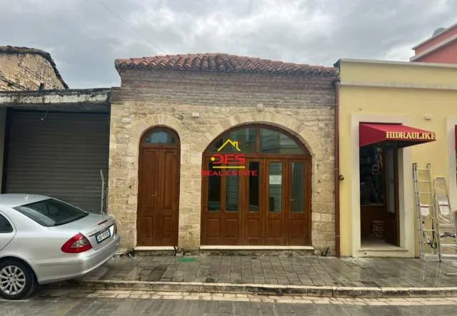 Vlore, jepet me qera dyqan Kati 0, 38 m² 300 Euro (Rruga Perlat Rexhepi)