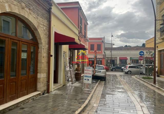 Vlore, jepet me qera dyqan Kati 0, 38 m² 300 Euro (Rruga Perlat Rexhepi)