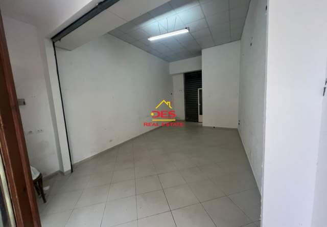 Vlore, jepet me qera dyqan Kati 0, 38 m² 300 Euro (Rruga Perlat Rexhepi)