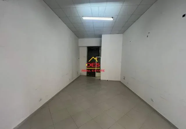 Vlore, jepet me qera dyqan Kati 0, 38 m² 300 Euro (Rruga Perlat Rexhepi)