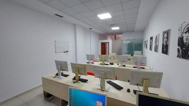 Tirane, jepet me qera zyre Kati 2, 215 m² 3.800 Euro (Rruga Ismail Qemali)