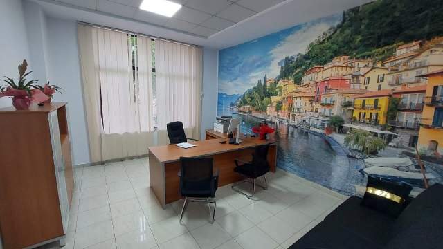 Tirane, jap me qera ambjent biznesi Kati 2, 214 m² 3.800 Euro