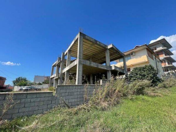 Tirane, shitet shtepi 4+1 Kati 2, 600 m² 260.000 Euro (Paskuqan)