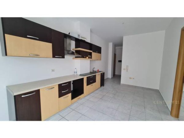 Tirane, shitet apartament 2+1 150.000 Euro