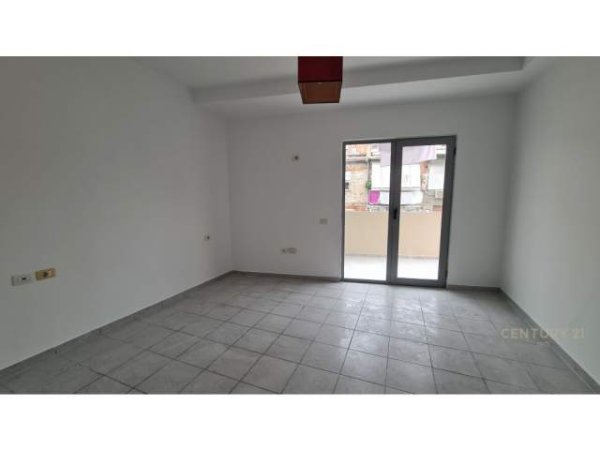 Tirane, shitet apartament 2+1 150.000 Euro