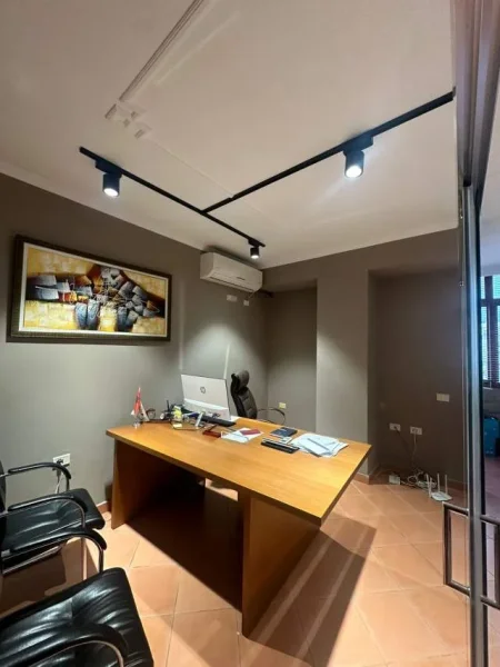 Tirane, jepet me qera zyre Kati 6, 70 m² 600 Euro (ish Stacioni i Trenit)