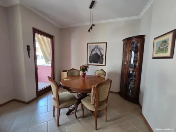 Tirane, jepet me qera apartament 1+1+Ballkon Kati 5, 100 m² 700 € (Komuna e Parisit)