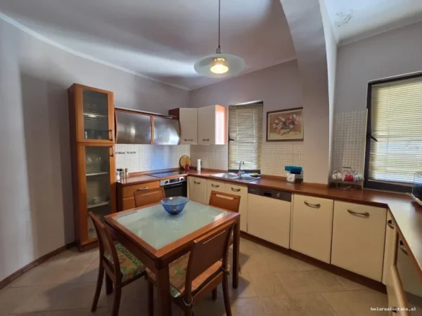 Tirane, jepet me qera apartament 1+1+Ballkon Kati 5, 100 m² 700 € (Komuna e Parisit)