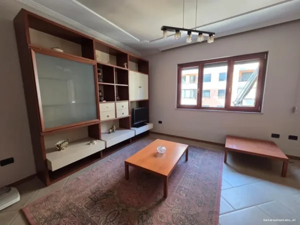 Tirane, jepet me qera apartament 1+1+Ballkon Kati 5, 100 m² 700 € (Komuna e Parisit)