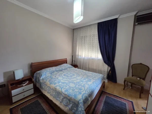 Tirane, jepet me qera apartament 1+1+Ballkon Kati 5, 100 m² 700 € (Komuna e Parisit)