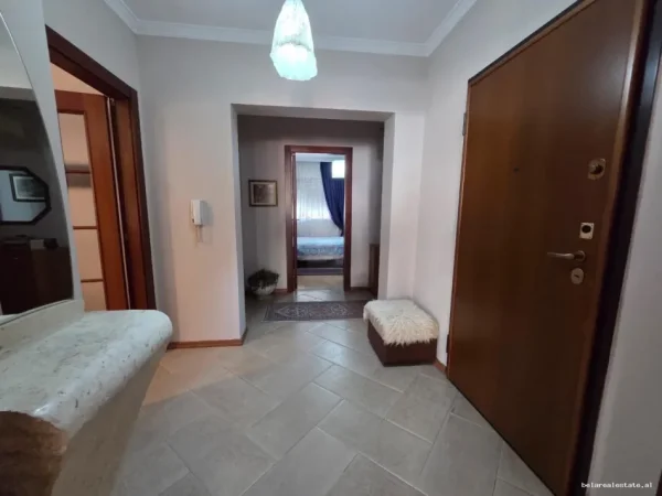Tirane, jepet me qera apartament 1+1+Ballkon Kati 5, 100 m² 700 € (Komuna e Parisit)