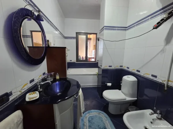 Tirane, jepet me qera apartament 1+1+Ballkon Kati 5, 100 m² 700 € (Komuna e Parisit)
