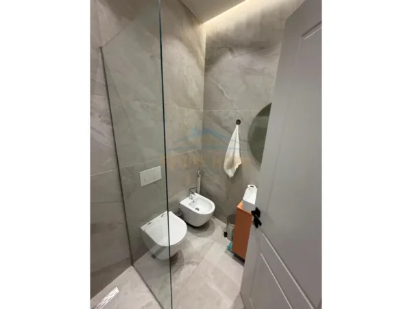 Tirane, jepet me qera apartament 1+1 Kati 7, 65 m² 550 € (UNAZA E RE)
