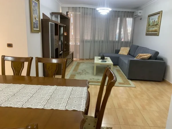Tirane, jepet me qera apartament 2+1 💵 700 € (J0ENA) 21 dhjetori