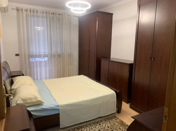 Tirane, jepet me qera apartament 2+1 💵 700 € (J0ENA) 21 dhjetori