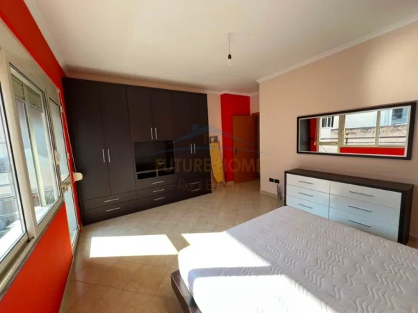 Tirane, jepet me qera apartament 2+1 Kati 3, 101 m² 700 € (LIQENI I THATE)