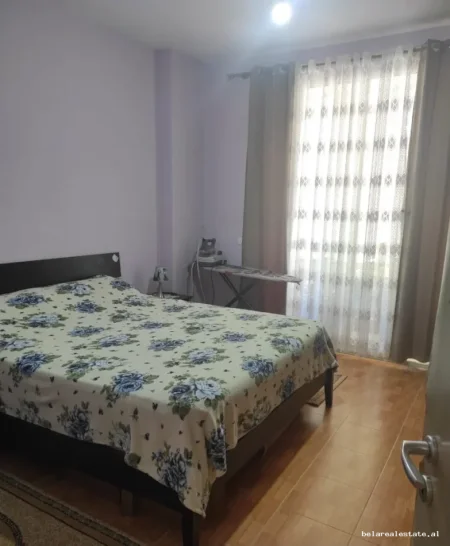 Tirane, jepet me qera apartament 1+1+Ballkon Kati 5, 75 m² 480 € (Yzberisht)