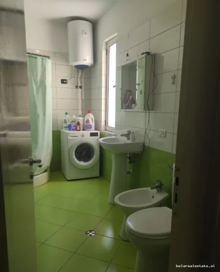 Tirane, jepet me qera apartament 1+1+Ballkon Kati 5, 75 m² 480 € (Yzberisht)