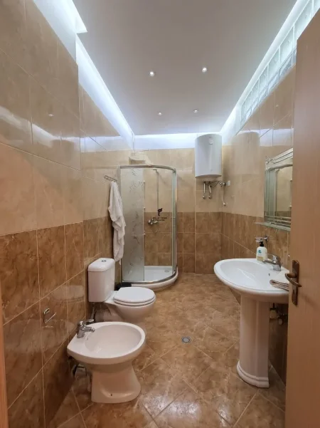Tirane, jepet me qera apartament 2+1 Kati 5, 100 m² 490 € (YZBERISHT)