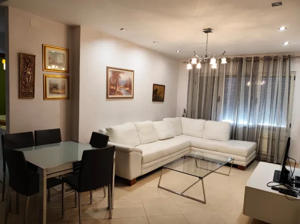 Tirane, jepet me qera apartament 2+1+Ballkon Kati 4, 85 m² 725 € (Rr Frosina Plaku)