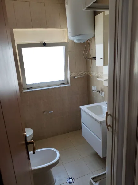 Tirane, jepet me qera apartament 2+1+Ballkon Kati 4, 85 m² 725 € (Rr Frosina Plaku)