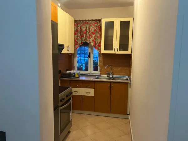Tirane, jepet me qera apartament 2+1+Ballkon Kati 1, 75 m² 520 € (Rruga Zihni Sako)