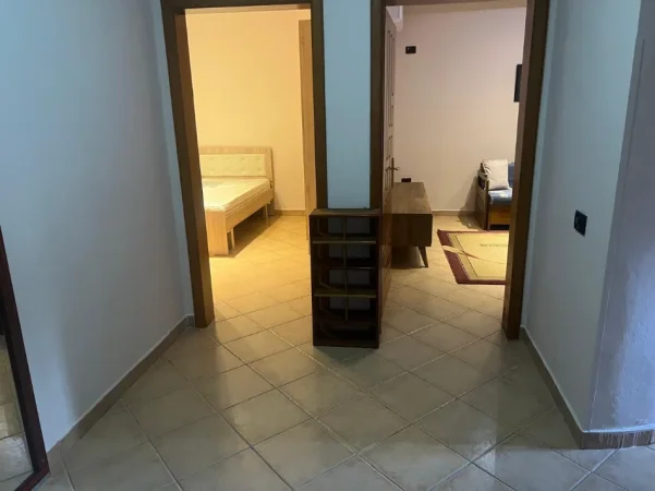 Tirane, jepet me qera apartament 2+1+Ballkon Kati 1, 75 m² 520 € (Rruga Zihni Sako)