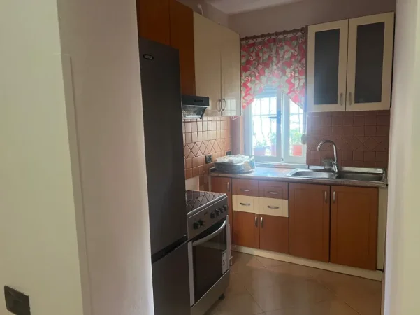 Tirane, jepet me qera apartament 2+1+Ballkon Kati 1, 75 m² 520 € (Rruga Zihni Sako)