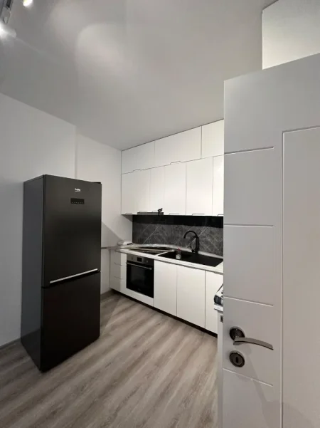 Tirane, jepet me qera apartament 1+1 Kati 1, 80 m² 550 € (FUSHA E AVIACIONIT)