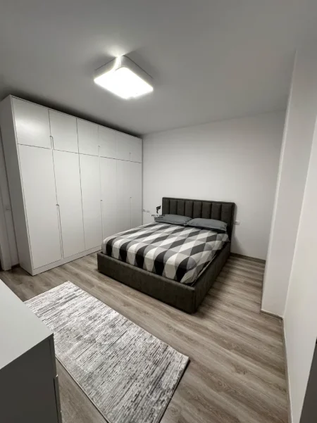Tirane, jepet me qera apartament 1+1 Kati 1, 80 m² 550 € (FUSHA E AVIACIONIT)