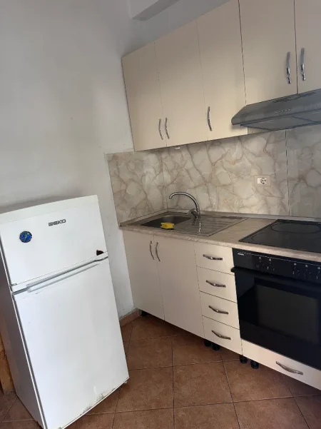 Tirane, jepet me qera shtepi 1+1 Kati 1, 40 m² 370 € (rruga at zef pellumbi)