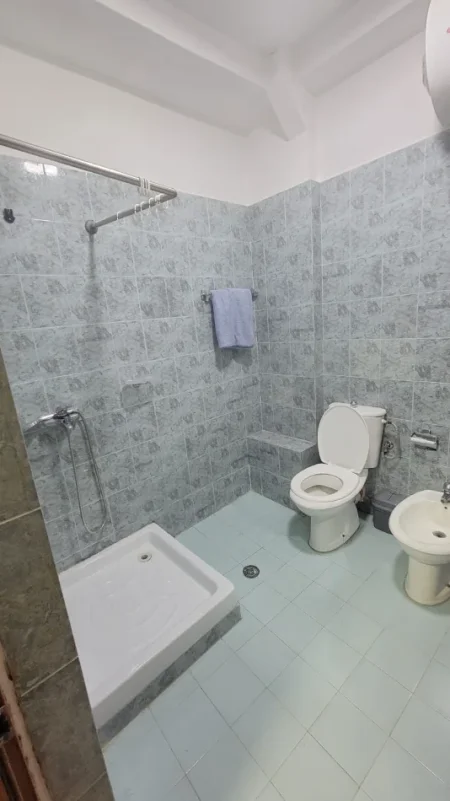 Tirane, jepet me qera apartament 1+1 Kati 4, 80 m² 600 € (Sheshi Willson, prane Bllokut)