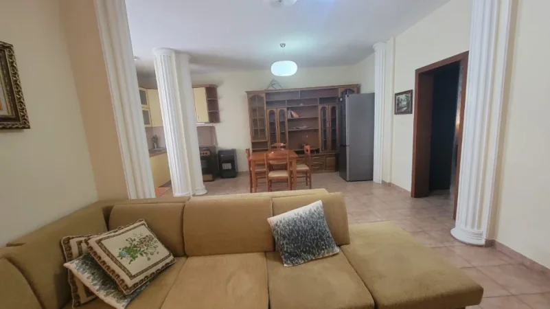 Tirane, jepet me qera apartament 1+1 Kati 4, 80 m² 600 € (Sheshi Willson, prane Bllokut)