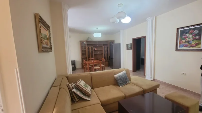 Tirane, jepet me qera apartament 1+1 Kati 4, 80 m² 600 € (Sheshi Willson, prane Bllokut)