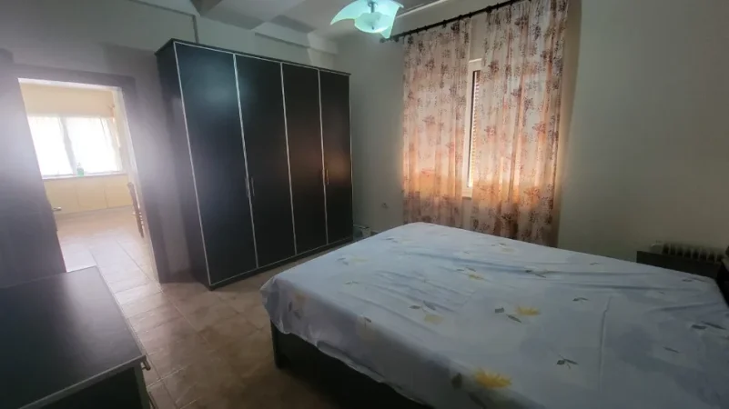 Tirane, jepet me qera apartament 1+1 Kati 4, 80 m² 600 € (Sheshi Willson, prane Bllokut)