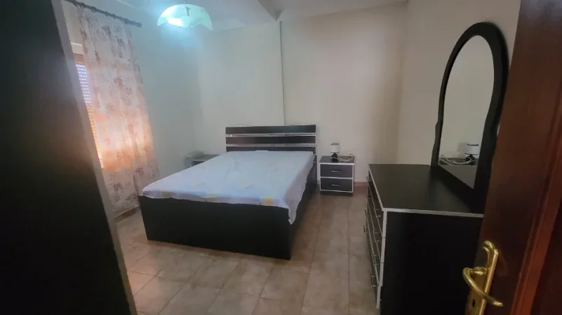 Tirane, jepet me qera apartament 1+1 Kati 4, 80 m² 600 € (Sheshi Willson, prane Bllokut)