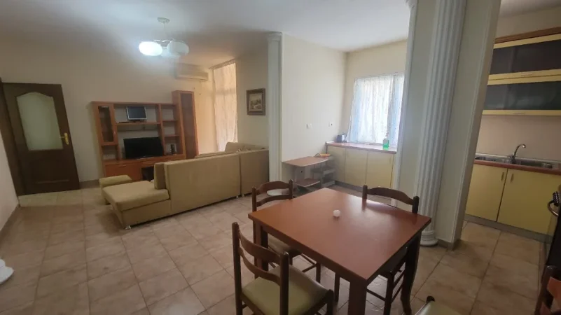 Tirane, jepet me qera apartament 1+1 Kati 4, 80 m² 600 € (Sheshi Willson, prane Bllokut)