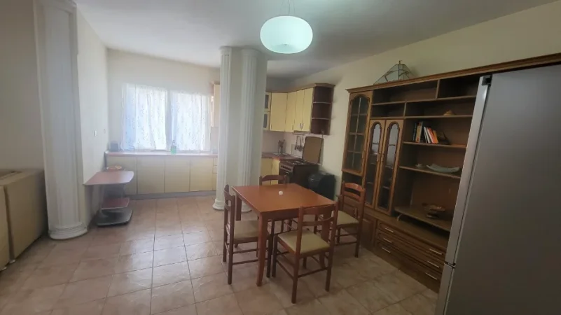 Tirane, jepet me qera apartament 1+1 Kati 4, 80 m² 600 € (Sheshi Willson, prane Bllokut)