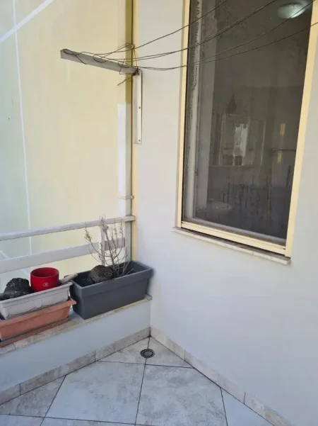 Tirane, jepet me qera apartament 2+1 Kati 2, 70 m² 700 € (Liqeni i Thatë)