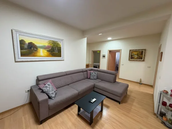 Tirane, jepet me qera apartament 3+1 Kati 2, 1.000 € (21 dhjetori)