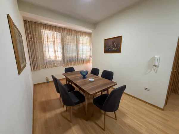 Tirane, jepet me qera apartament 3+1 Kati 2, 1.000 € (21 dhjetori)